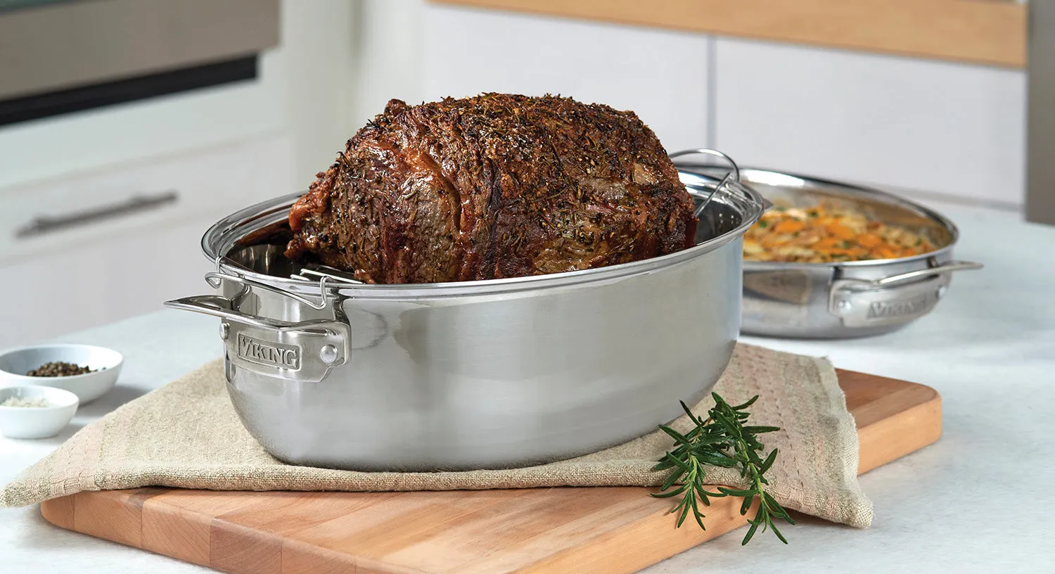 Viking 3-Ply Stainless Steel Oval Roaster with Lid and Rack, 8.5 Quart