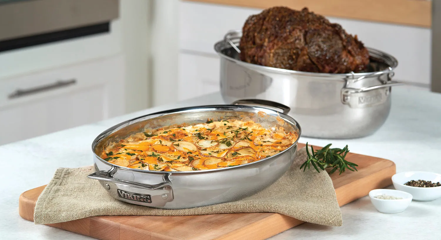 Viking 3-Ply Stainless Steel Oval Roaster with Lid and Rack, 8.5 Quart